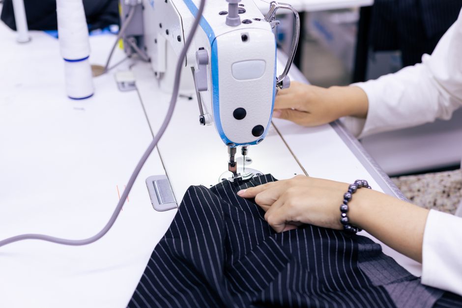 服装工厂正在车缝生产